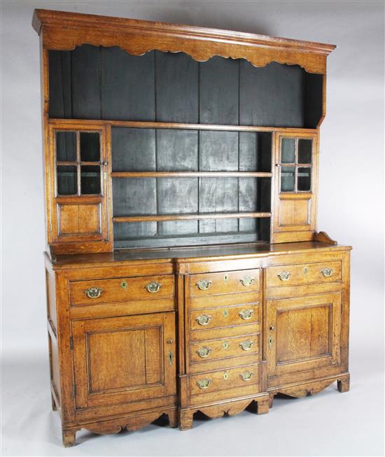 A George III oak breakfront dresser, W.5ft 8in. D.1ft 7in. H.7ft 1in.